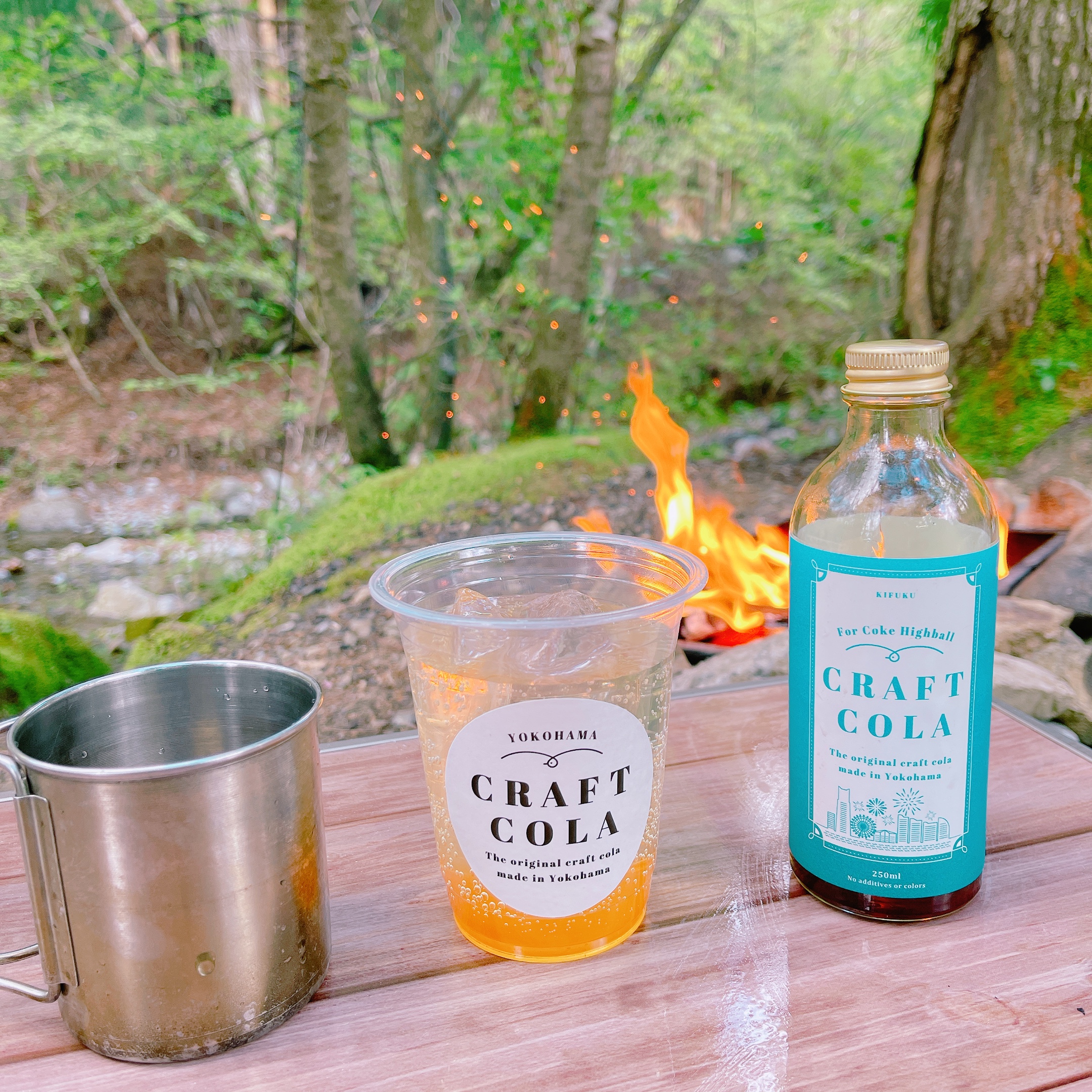 キャンプで焚火を囲みながらコークハイで乾杯