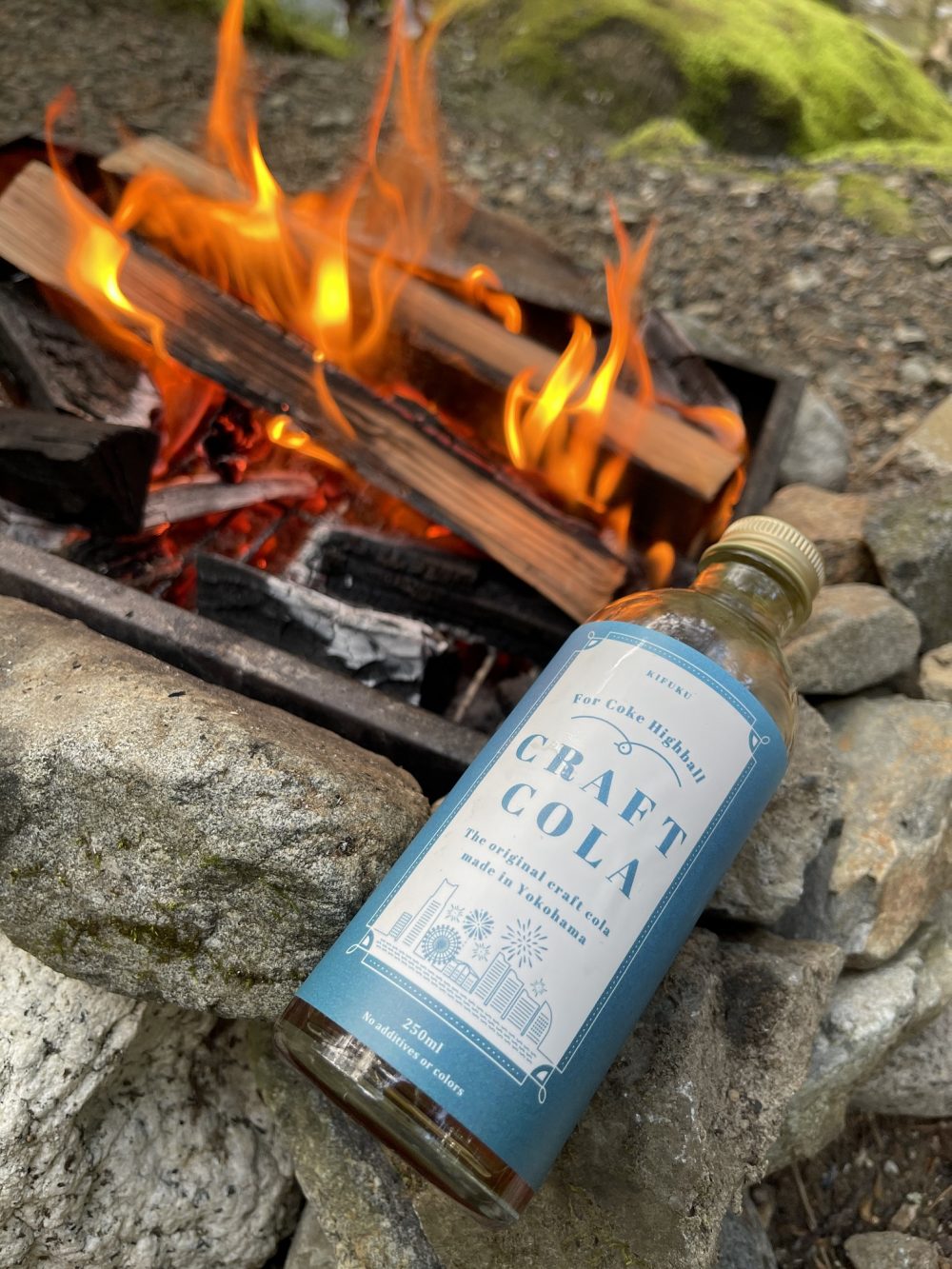 キャンプで焚火を囲みながらコークハイで乾杯